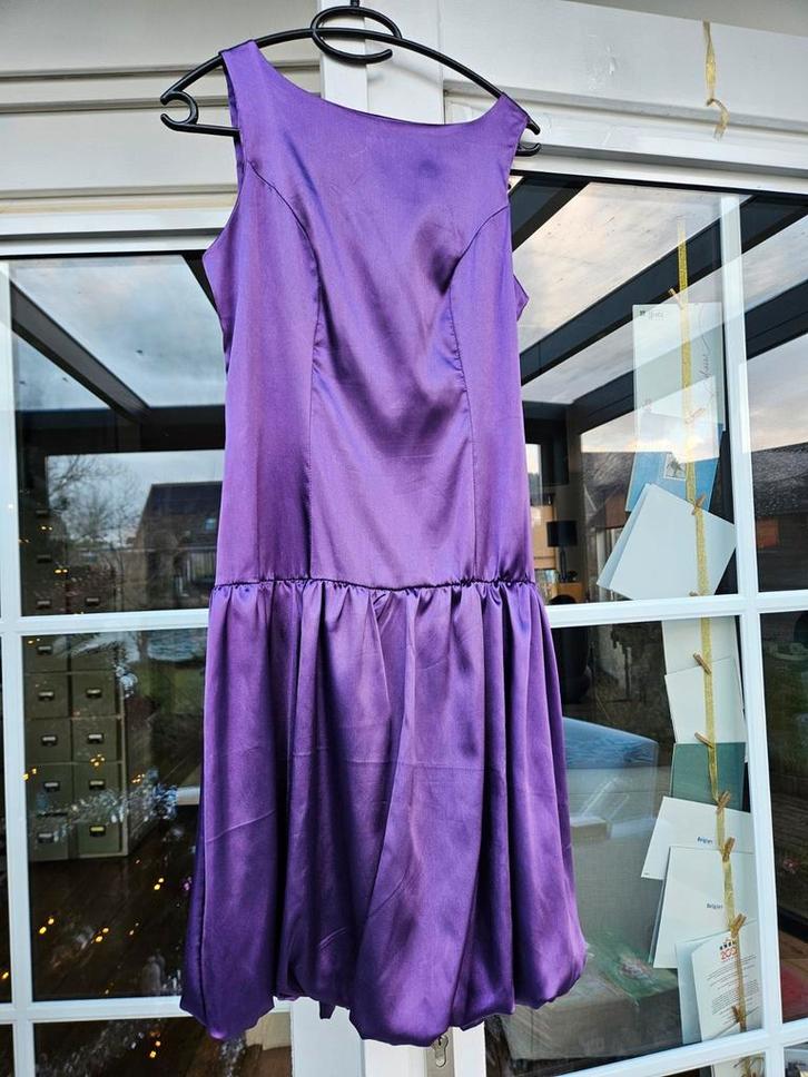 Paarse satijnen jurk, Kleding | Dames, Gelegenheidskleding, Zo goed als nieuw, Maat 34 (XS) of kleiner, Paars, Ophalen of Verzenden