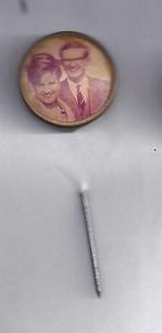 A32 foto speldje margriet en pieter ( kleur ), Ophalen of Verzenden, Gebruikt, Overige onderwerpen