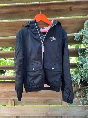 Een fijn kinderjack met capuchon in maat 140. beschikbaar voor biedingen