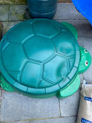 Kunst stof sandbak met nieuwe zak speelzand beschikbaar voor biedingen