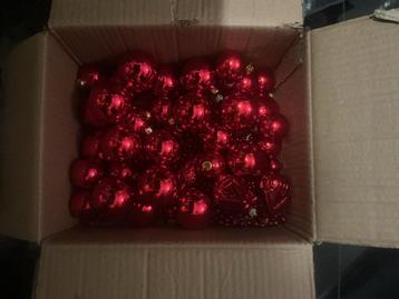 Rode kerstballen beschikbaar voor biedingen