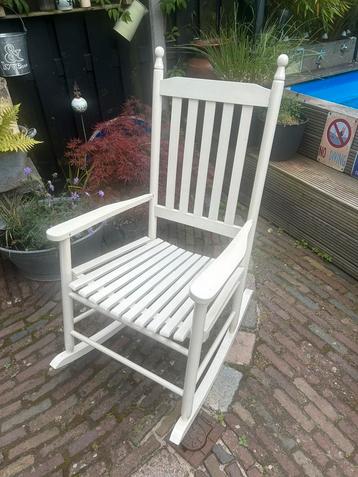 Witte schommelstoel beschikbaar voor biedingen