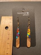 Lichtgewicht oorbellen van hout met epoxy.

Kleur: multi, Overige materialen, Hangers, Overige kleuren, Nieuw