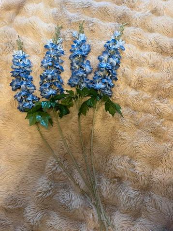 4 stuks blauwe kunstbloemen beschikbaar voor biedingen