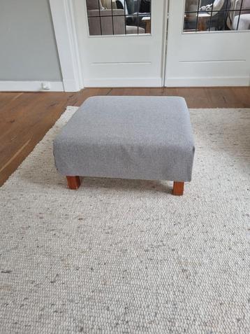 Gratis grijze poef beschikbaar voor biedingen