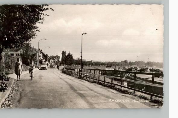 Maasbracht Havenstraat met schepen, Ophalen of Verzenden, 1960 tot 1980, Gelopen, Limburg