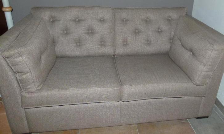 2,5 zits gecapitonneerde bank,  merk: Meubitrend, taupekleur, Huis en Inrichting, Banken | Sofa's en Chaises Longues, Zo goed als nieuw