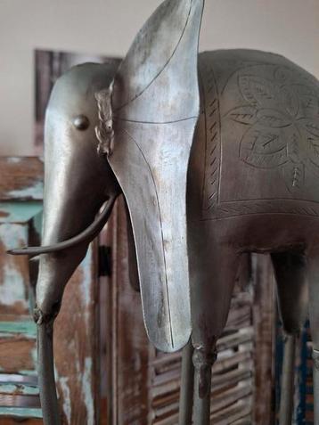 Decoratieve metalen sculptuur olifant mat grijs beschikbaar voor biedingen