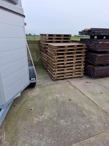 Stenen pallets. beschikbaar voor biedingen