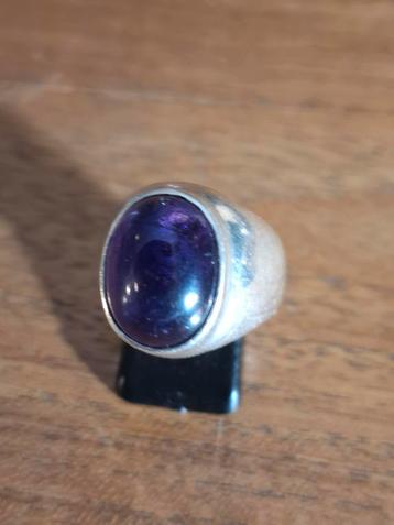 Zilveren ring met paarse steen beschikbaar voor biedingen