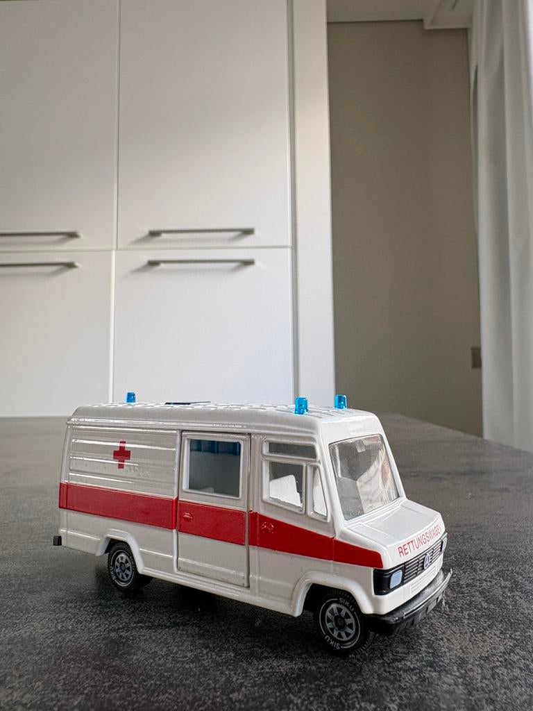 Siku Mercedes Rettungswagen, Hobby en Vrije tijd, Modelauto's | 1:50, Zo goed als nieuw, Bus of Vrachtwagen, SIKU, Ophalen of Verzenden