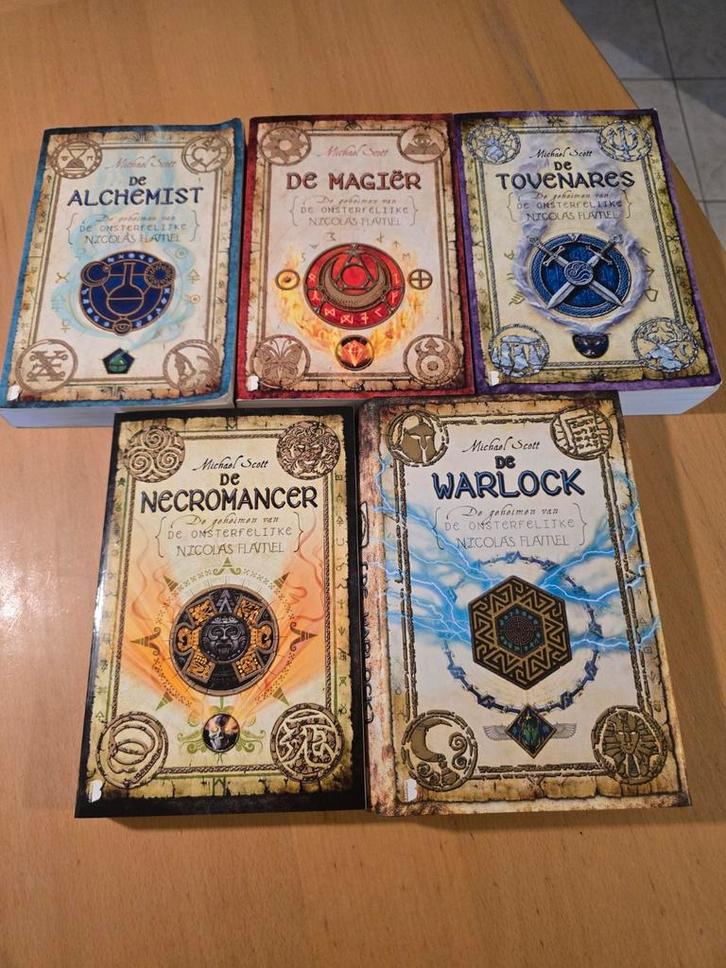 Michael Scott - Nicolas Flamel - Boek 1 t/m 5, Boeken, Fantasy, Gelezen, Ophalen of Verzenden