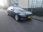 BMW 5-Serie 2.0 528I Touring AUT 2011 Zwart, Auto's, Automaat, Achterwielaandrijving, 101 €/maand, 1700 kg