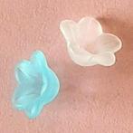 50x Acryl bloemkapjes 13x7mm wit, turquoise of mix, Hobby en Vrije tijd, Kralen en Sieraden maken, Ophalen, Nieuw, Kraal