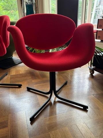 2x Artifort Little Tulip tulp rood poedercoat kruisvoet beschikbaar voor biedingen