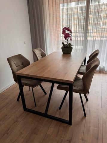 Houtlook eettafel 160cm breed beschikbaar voor biedingen