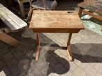 Oud schooltafeltje met klep 60 cm H voor, € 15, Ophalen