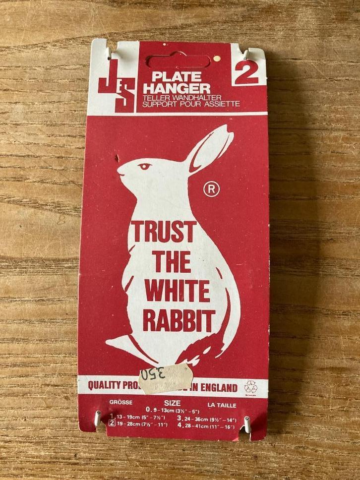 Bordenhanger nr. 2 - White Rabbit - 19 - 28 cm - nieuw, Antiek en Kunst, Antiek | Wandborden en Tegels, Ophalen of Verzenden