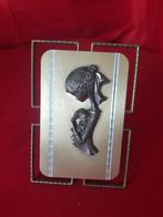 Metalen sculptuur Madonna con Bambino, Sieraden, Tassen en Uiterlijk, Broches, Ophalen of Verzenden, Zilver, Overige materialen