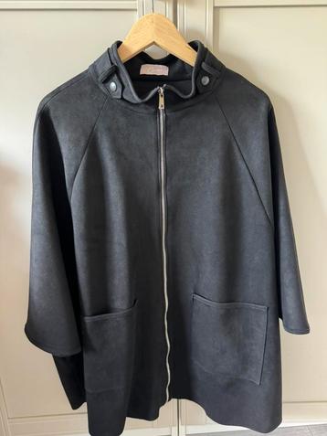 Zwarte cape / poncho zonder capuchon – maat L – €15 beschikbaar voor biedingen