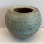 Klein Mobach vaasje - matte, groen grijze glazuur - 8 cm, Ophalen of Verzenden