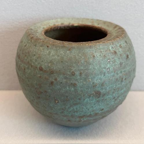 Klein Mobach vaasje - matte, groen grijze glazuur - 8 cm, Antiek en Kunst, Antiek | Keramiek en Aardewerk, Ophalen of Verzenden