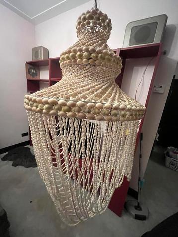 Hanglamp van schelpen beschikbaar voor biedingen