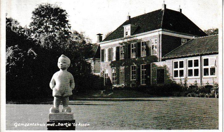 ASSEN - GEMEENTEHUIS met BARTJE, Verzamelen, Ansichtkaarten | Nederland, Gelopen, Drenthe, 1940 tot 1960, Ophalen of Verzenden