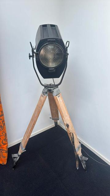 Antieke theaterlamp op statief beschikbaar voor biedingen
