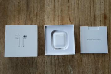 Apple AirPod Gen 2 links met doosje, boekje en oplaadcase beschikbaar voor biedingen