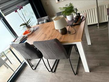 Tafel met stoelen beschikbaar voor biedingen
