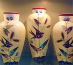 3 opaline glazen vazen: vogel, zwaluw, Antiek en Kunst, Ophalen