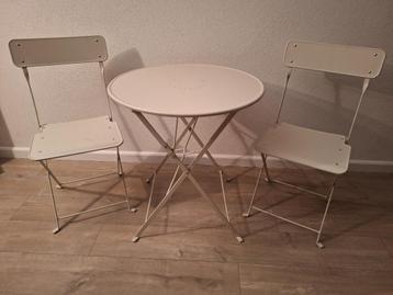 set stoelen en tafel beschikbaar voor biedingen