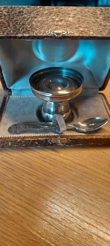 Zilveren eierdop met lepeltje in originele doos beschikbaar voor biedingen