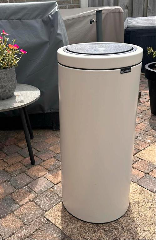 Brabantia Touch Bin flat top prullenbak 30L - Soft Beige, Huis en Inrichting, Woonaccessoires | Prullenbakken, Zo goed als nieuw