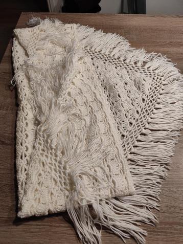 witte wollen omslagdoek beschikbaar voor biedingen