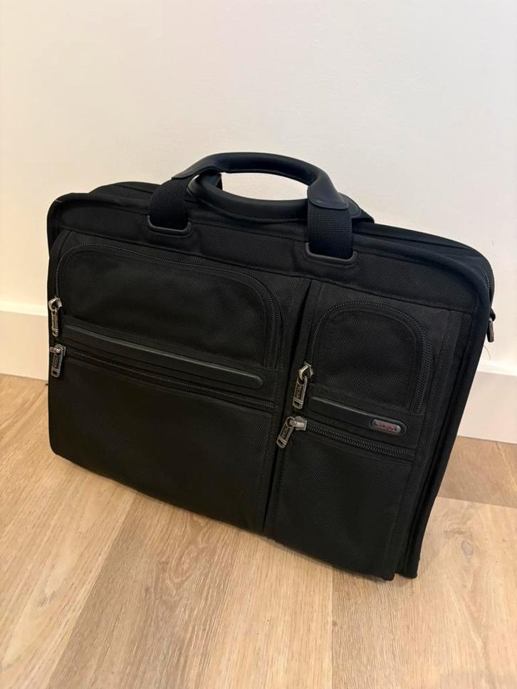 Laptop-aktetas TUMI, Computers en Software, Laptoptassen, Zo goed als nieuw, Aktetas, 15 inch, Ophalen of Verzenden