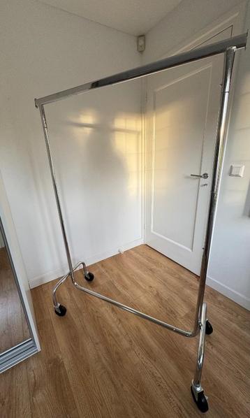 Kledingrek beschikbaar voor biedingen