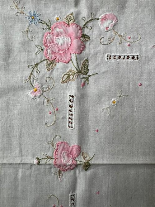Vintage vierkant geborduurd tafellaken met geschulpte rand, Huis en Inrichting, Tafelkleden, Gebruikt, Vierkant, Binnen, Ophalen of Verzenden