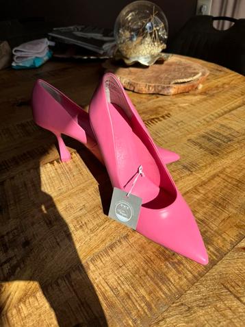 Nieuw  prachtige  Fuchsia Roze pumps  v Tamaris  mt 40 beschikbaar voor biedingen