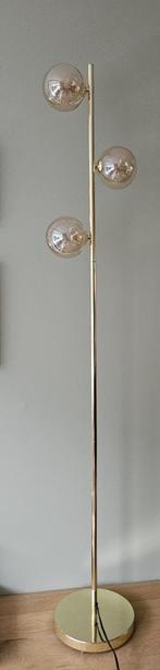 Staande stalen lamp goud, 1.54m hoog, Huis en Inrichting, Lampen | Vloerlampen, Ophalen, Zo goed als nieuw, Glas, 150 tot 200 cm