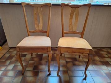 2x houten e er tafel stoelen beschikbaar voor biedingen