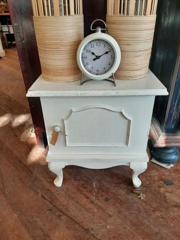 Brocante wit houten (nacht)kastje beschikbaar voor biedingen