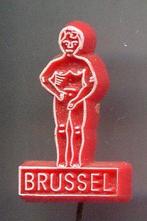 Manneke PIS Brussel wit op rood plastic speldje ( U_086 ), Verzenden, Zo goed als nieuw, Figuurtje, Speldje of Pin