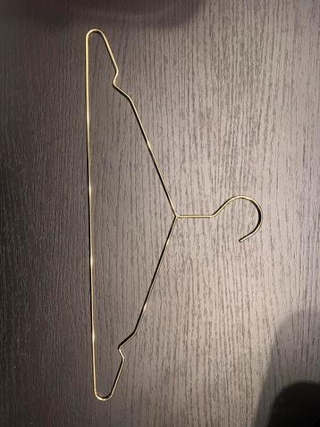 Gouden kledinghangers beschikbaar voor biedingen