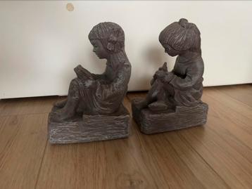 Boekensteunen Perkeo. De zittende meisjes. Lezend/schrijvend beschikbaar voor biedingen
