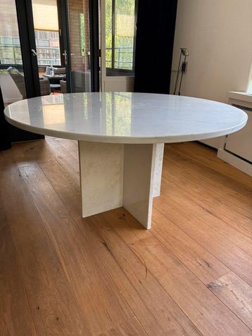 Gratis ronde marmeren eetkamertafel beschikbaar voor biedingen