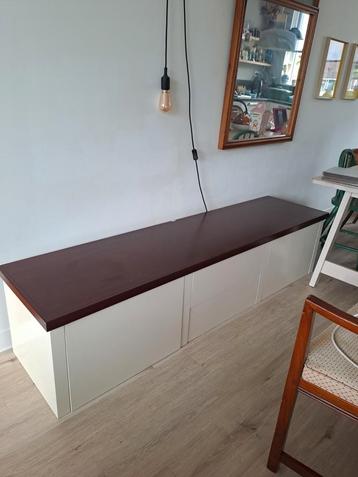 Tv kast. Hangend model.