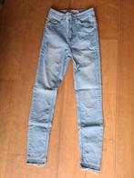 Na-KD skinny lichtblauwe jeans, maat 32 XXS, Blauw, NA-KD, Ophalen of Verzenden, W27 (confectie 34) of kleiner