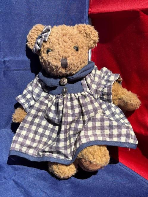 Schattig beertje met geblokt jurkje en strik 20 cm Beer, Kinderen en Baby's, Speelgoed | Knuffels en Pluche, Zo goed als nieuw